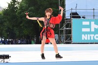 「第24回 YOSAKOIソーラン祭り」のメインステージでオープニングアクトを務めたアップアップガールズ（仮）。