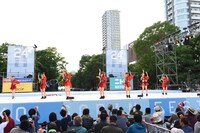 「第24回 YOSAKOIソーラン祭り」のメインステージでオープニングアクトを務めたアップアップガールズ（仮）。