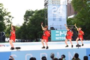 「第24回 YOSAKOIソーラン祭り」のメインステージでオープニングアクトを務めたアップアップガールズ（仮）。