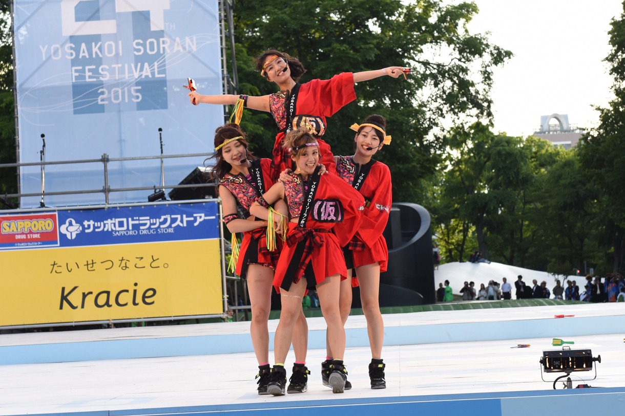 「第24回 YOSAKOIソーラン祭り」のメインステージでオープニングアクトを務めたアップアップガールズ（仮）。