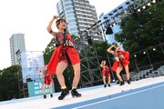 「第24回 YOSAKOIソーラン祭り」のメインステージでオープニングアクトを務めたアップアップガールズ（仮）。