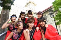 時計台前で記念撮影するアップアップガールズ（仮）。