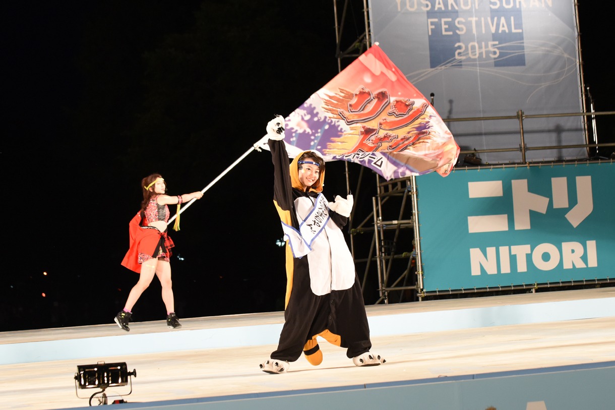 「第24回 YOSAKOIソーラン祭り」のメインステージでパフォーマンスするあらいぐんまちゃん。。