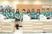乃木坂46セブン-イレブン店頭接客イベントの様子。