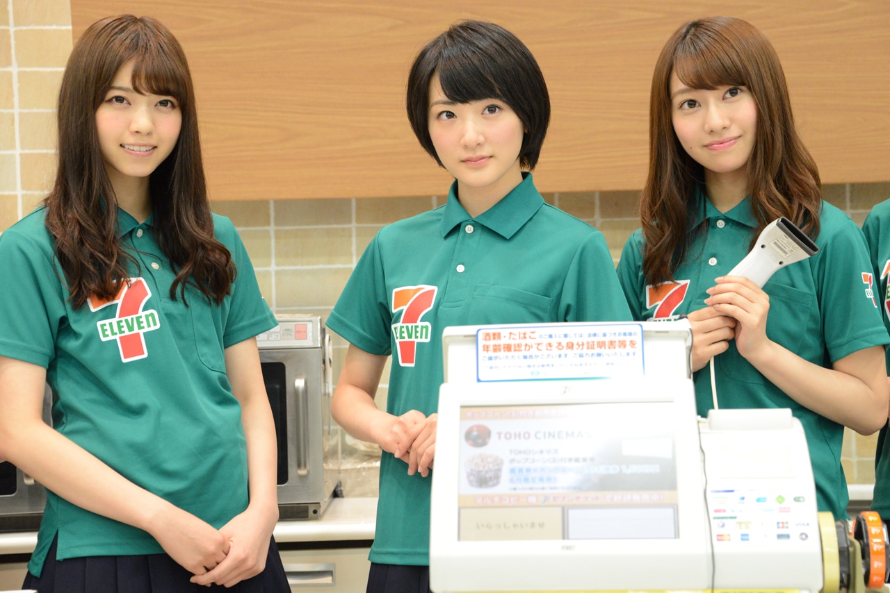 左から西野七瀬、生駒里奈、桜井玲香。
