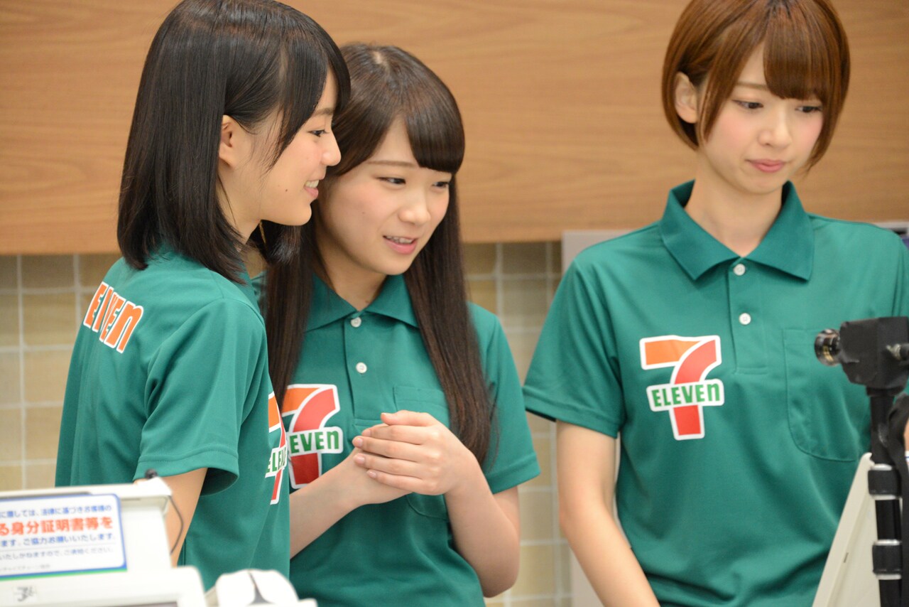 乃木坂46 秋元真夏 セブンイレブン トレカ 秋元真夏 乃木坂46 セブンネット限定 ストライプ衣装 生写真 中