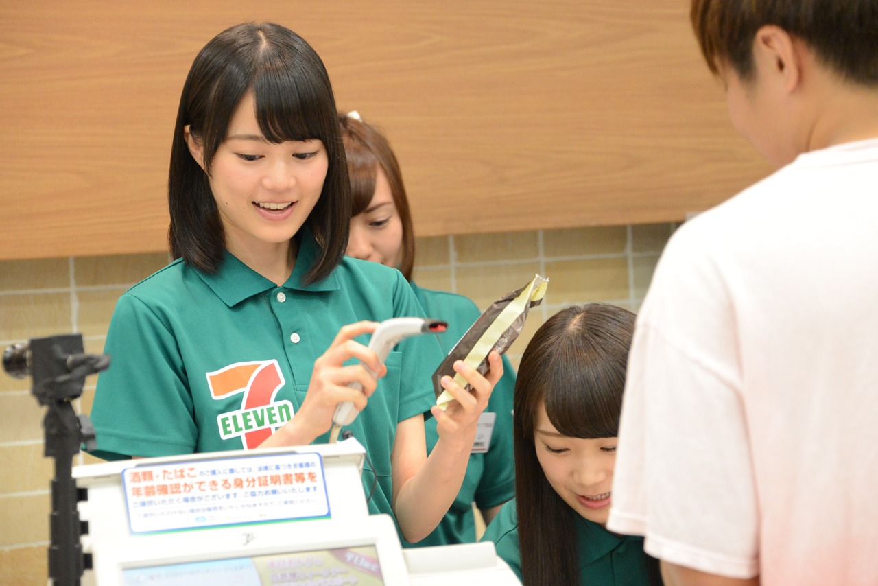商品を手に接客をする生田絵梨花。