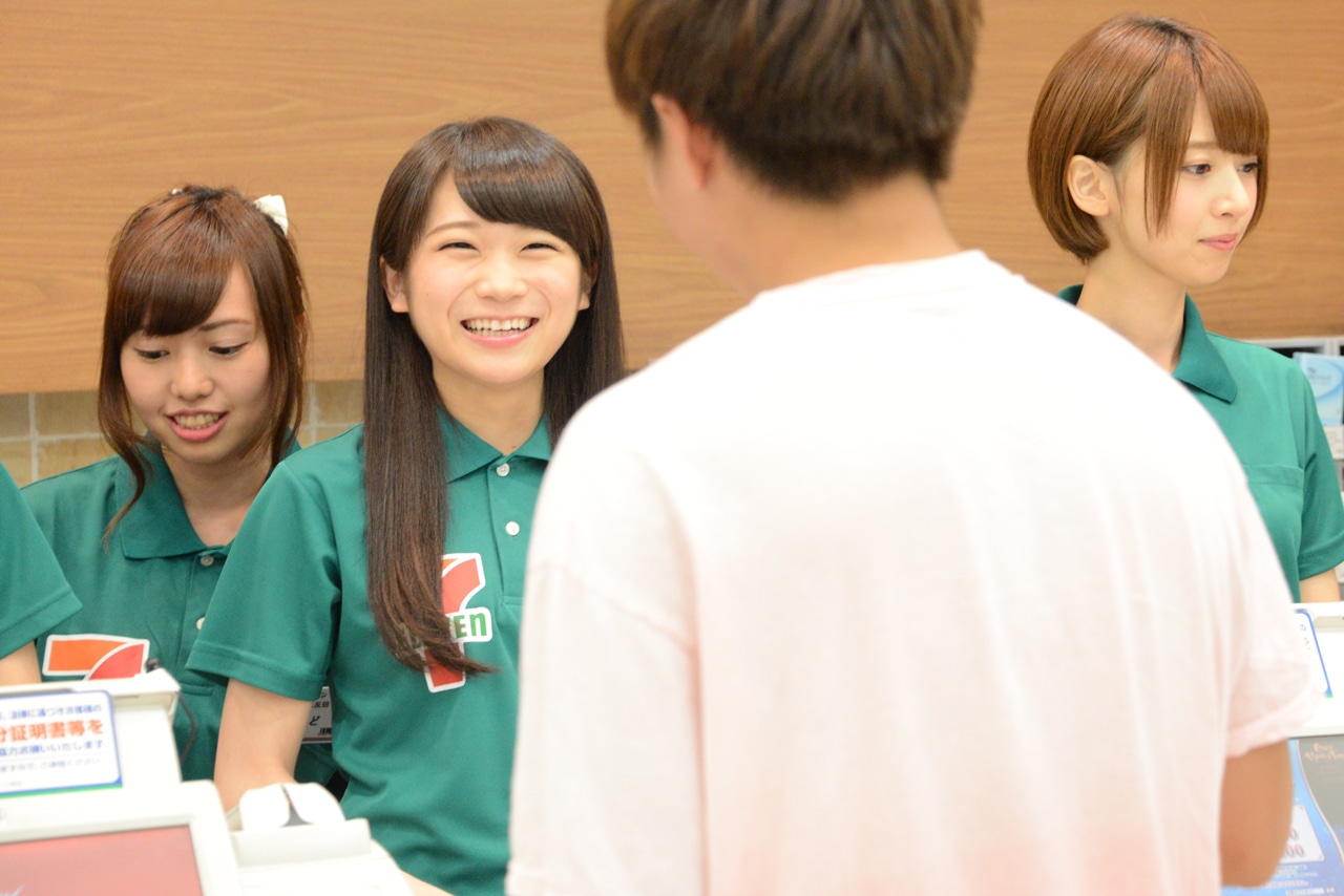 接客をする秋元真夏。