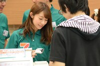 商品を受け取る桜井玲香。