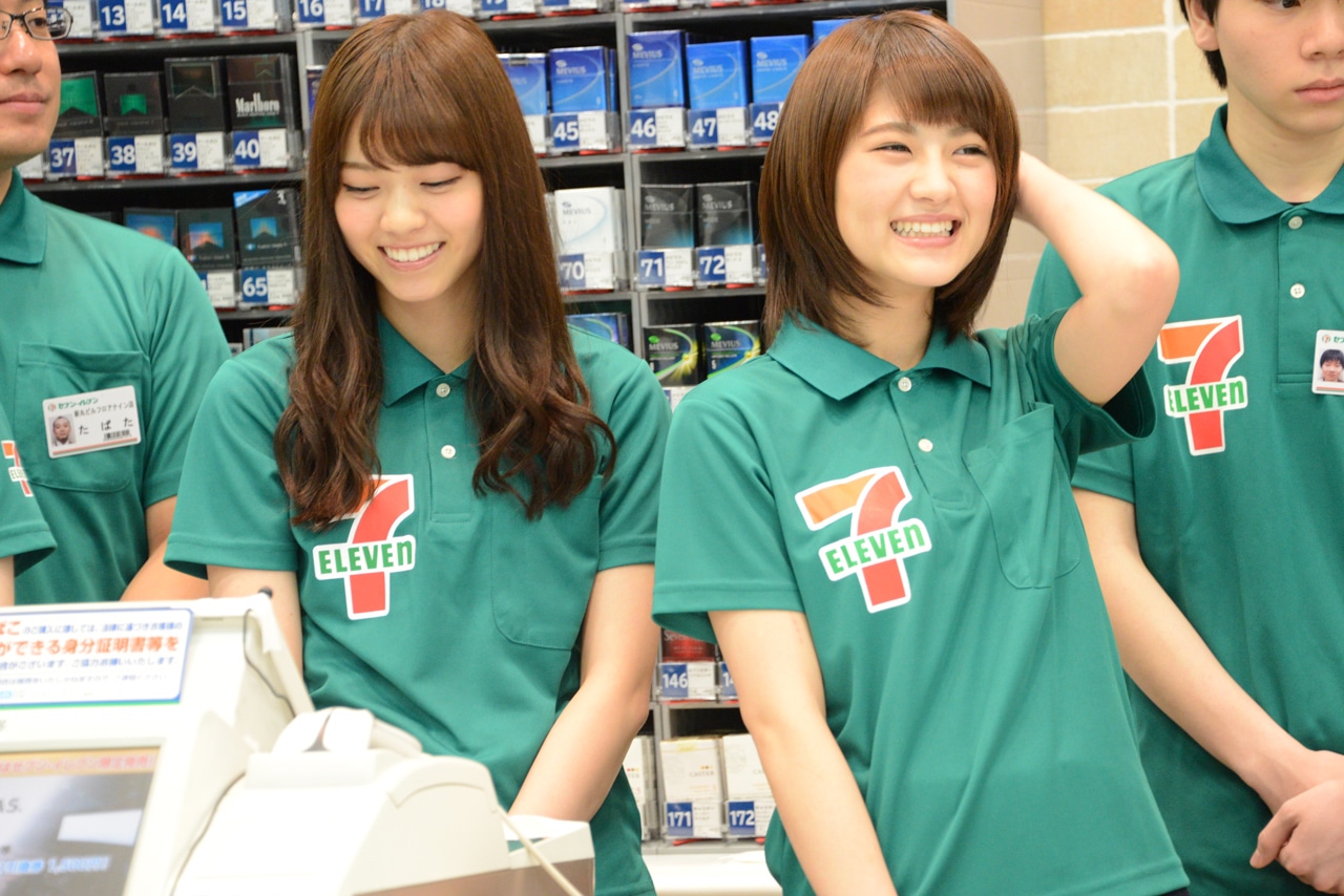 左から西野七瀬、若月佑美。