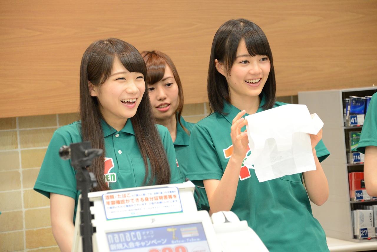 左から秋元真夏、生田絵梨。