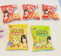 “乃木坂っぱえびせん”（上）と“乃木坂ッポロポテト”（下）。