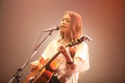 「弾き語りワンマンツアー2015“最高の仕打ち”」東京・TSUTAYA O-EAST公演の様子。（Photo by Atsushi Ito）