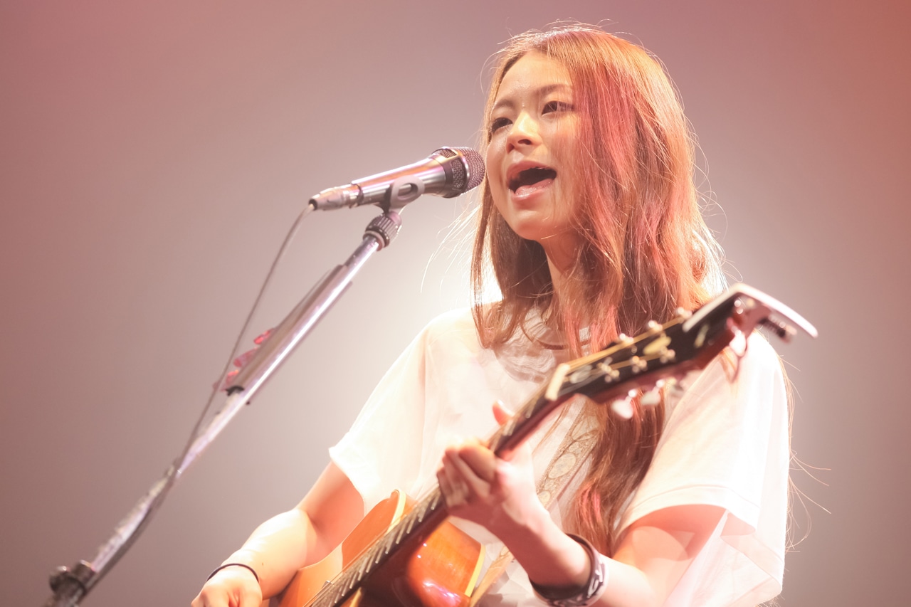 「弾き語りワンマンツアー2015“最高の仕打ち”」東京・TSUTAYA O-EAST公演の様子。（Photo by Atsushi Ito）