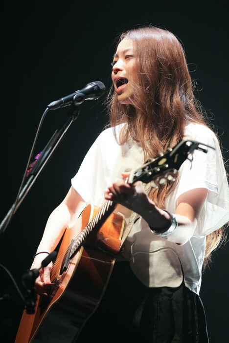 「弾き語りワンマンツアー2015“最高の仕打ち”」東京・TSUTAYA O-EAST公演の様子。（Photo by Atsushi Ito）