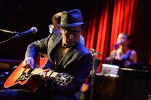 「MTV Unplugged：Tsuyoshi Nagabuchi」での長渕剛。（辻徹也）