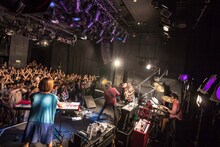テスラは泣かない。「国境線上で唄う」UNIT公演の様子。（Photo by Daisuke Sakai（eggman））
