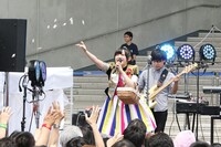 キャンディをバラ撒く佐藤聡美。