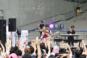 佐藤聡美「しゅがみ、君のとこまで“紙ヒコーキ”届けに行きます」の様子。