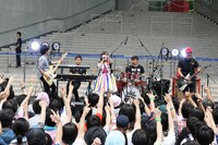 佐藤聡美「しゅがみ、君のとこまで“紙ヒコーキ”届けに行きます」の様子。