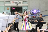 “紙ヒコーキ”を投げる佐藤聡美。