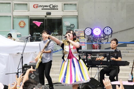 “紙ヒコーキ”を投げる佐藤聡美。