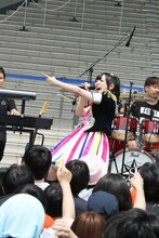 佐藤聡美「しゅがみ、君のとこまで“紙ヒコーキ”届けに行きます」の様子。