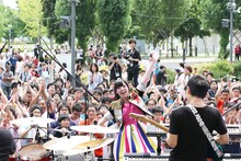 佐藤聡美「しゅがみ、君のとこまで“紙ヒコーキ”届けに行きます」の様子。