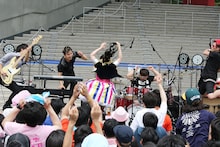 佐藤聡美「しゅがみ、君のとこまで“紙ヒコーキ”届けに行きます」の様子。