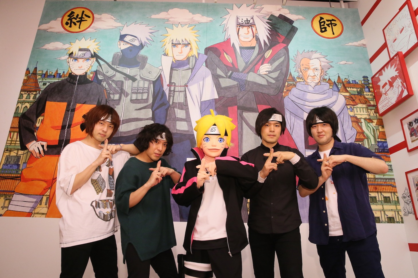 ポーズを決めるKANA-BOONとボルト。 (c)岸本斉史 スコット / 集英社・テレビ東京・ぴえろ (c)劇場版BORUTO製作委員会 2015