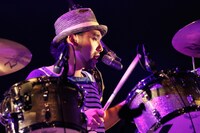 対馬祥太郎（Dr）（写真提供：キューンミュージック）