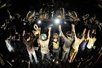 「ALA-UMI-DOSS TOUR 2015」ナミキジャンクション公演を終えてオーディエンスに挨拶する3組。（撮影：橋本塁）