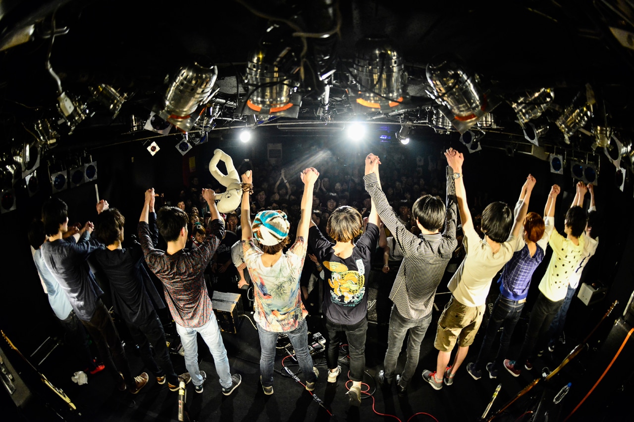 「ALA-UMI-DOSS TOUR 2015」ナミキジャンクション公演を終えてオーディエンスに挨拶する3組。（撮影：橋本塁）