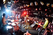 ドラマチックアラスカ「ALA-UMI-DOSS TOUR 2015」ナミキジャンクション公演の様子。（撮影：橋本塁）