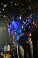 ドラマチックアラスカのサポートギタリスト“ドラマチック☆安田”ことロマンチック☆安田（爆弾ジョニー）（撮影：橋本塁）