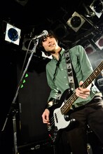 マルオカケンジ（B / ドラマチックアラスカ）（撮影：橋本塁）