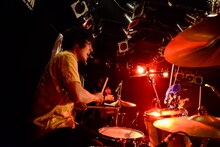 ニシバタアツシ（Dr / ドラマチックアラスカ）（撮影：橋本塁）