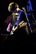 ヒジカタナオト（Vo, G / ドラマチックアラスカ）（撮影：橋本塁）