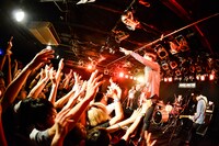 夜の本気ダンス「ALA-UMI-DOSS TOUR 2015」ナミキジャンクション公演の様子。（撮影：橋本塁）