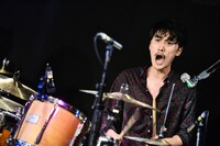 鈴鹿秋斗（Dr, Cho / 夜の本気ダンス）（撮影：橋本塁）