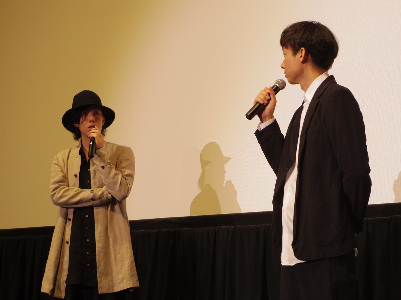 左から野田洋次郎、松永大司監督。