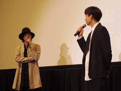 左から野田洋次郎、松永大司監督。