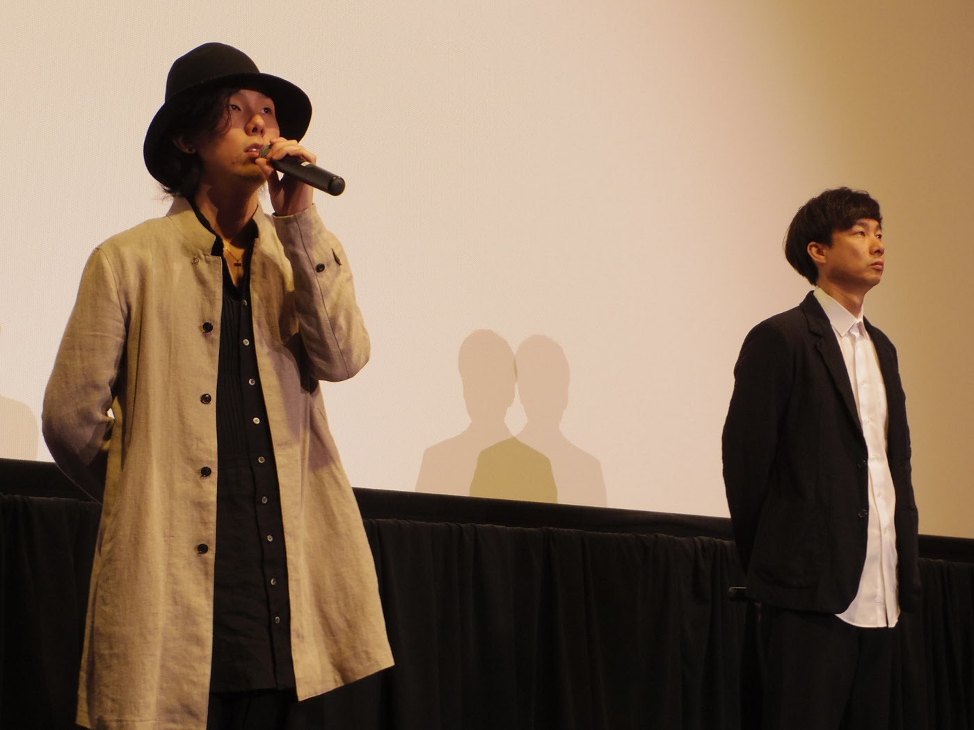 左から野田洋次郎、松永大司監督。