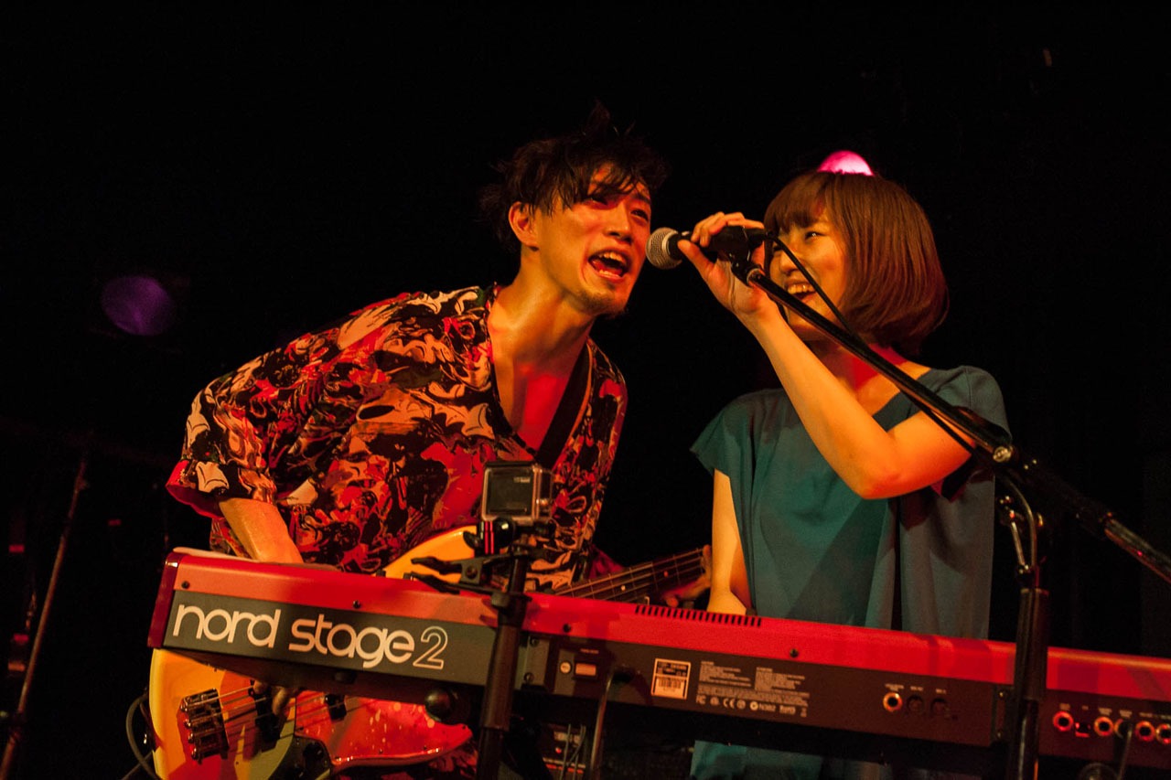 吉牟田直和（B）と飯野桃子（Piano, Cho）。（Photo by Daisuke Sakai [eggman]）