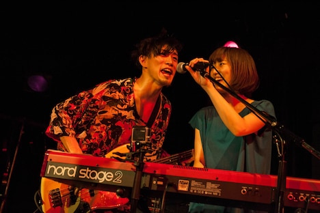 吉牟田直和（B）と飯野桃子（Piano, Cho）。（Photo by Daisuke Sakai [eggman]）