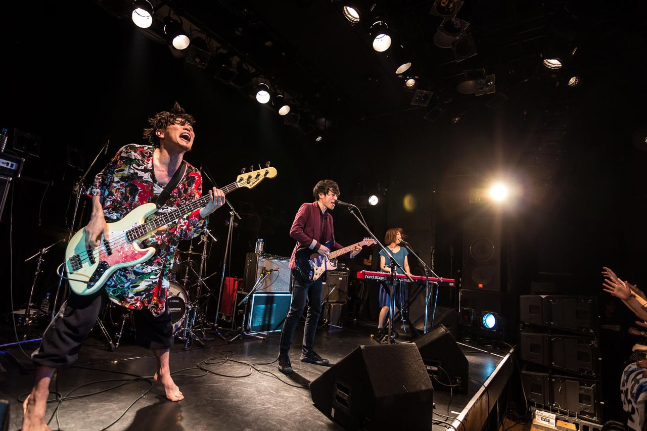 テスラは泣かない。「国境線上で唄う」UNIT公演の様子。（Photo by Daisuke Sakai [eggman]）