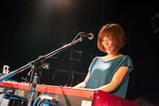 飯野桃子（Piano, Cho / テスラは泣かない。）（Photo by Daisuke Sakai [eggman]）