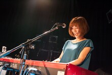 飯野桃子（Piano, Cho / テスラは泣かない。）（Photo by Daisuke Sakai [eggman]）