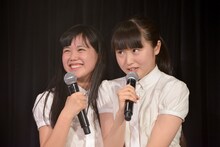 左から比嘉奈菜子、新井乃亜。