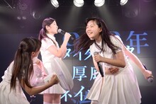 扇風機の風を浴びながら映画「タイタニック」の名シーンを演じる比嘉奈菜子と百岡古宵。